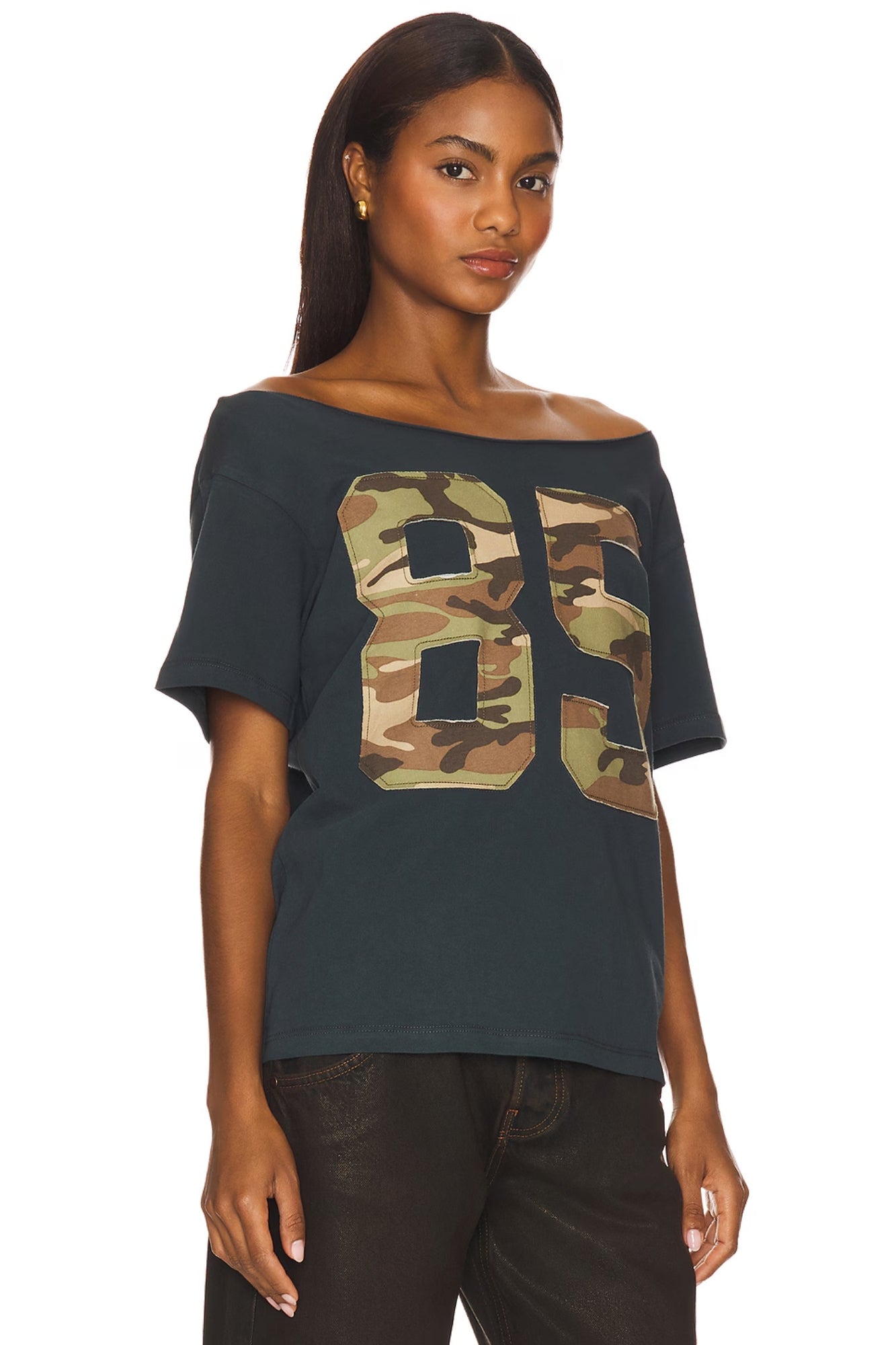 85 CAMO APPLIQUE OFF THE SHOULDER TEE VINTAGE BLACK