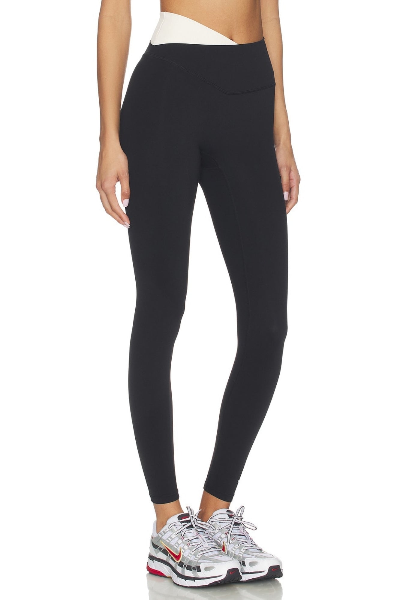 WANDER FULL LENGTH LEGGING IN BLACK AND WHISPER WHITE