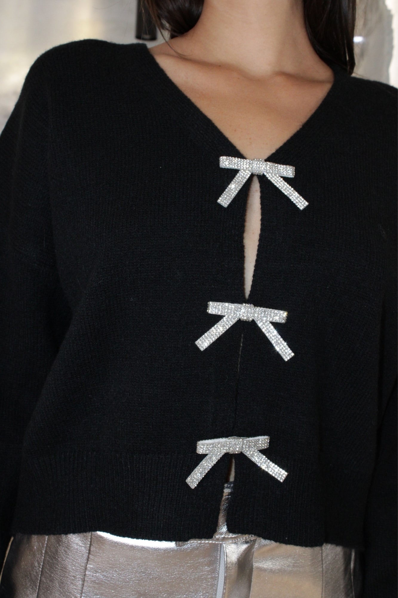 RHINESTONES BOW BLACK BUTTON SWEATER