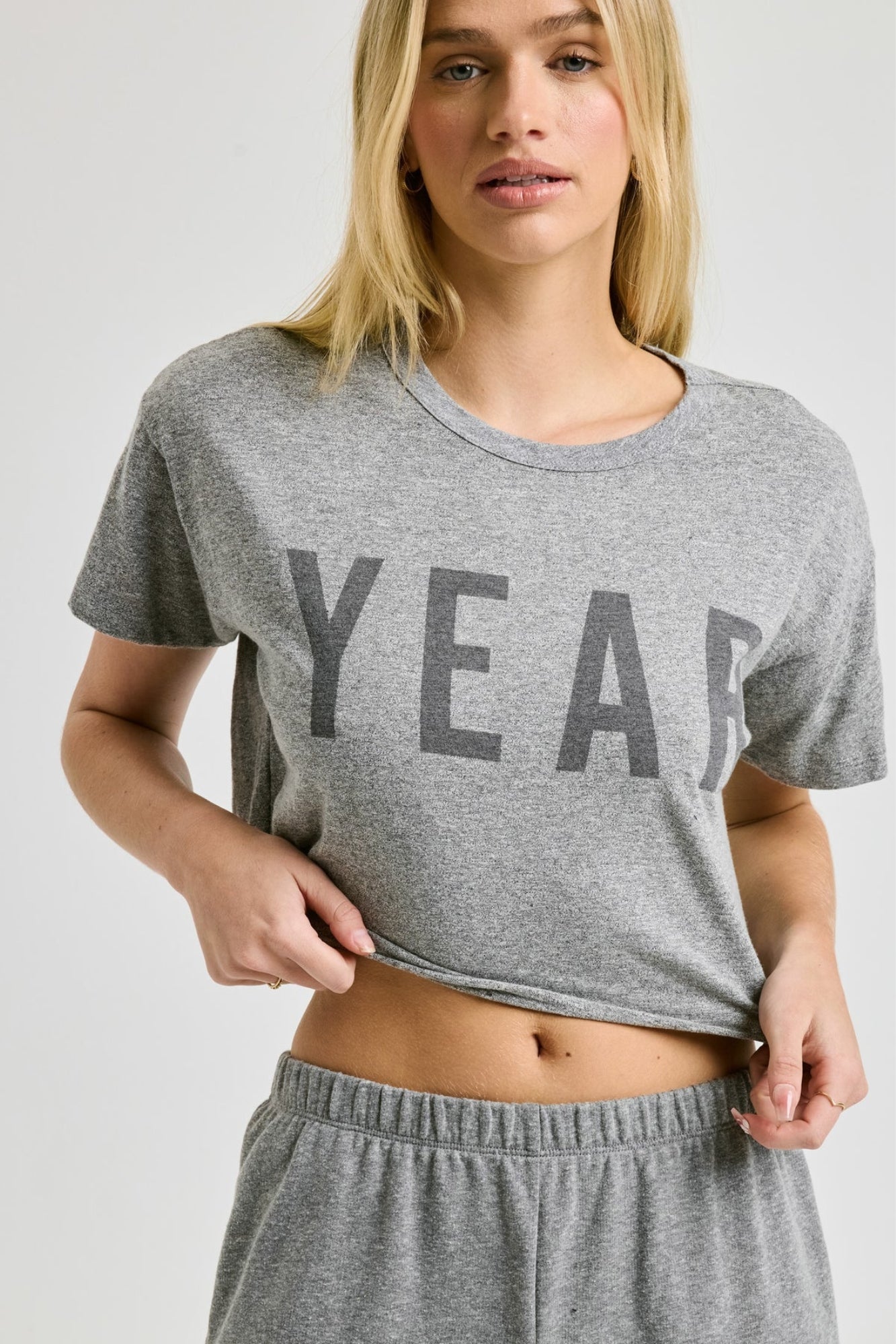 CROPPED TEE WITH YEAR PRINT
