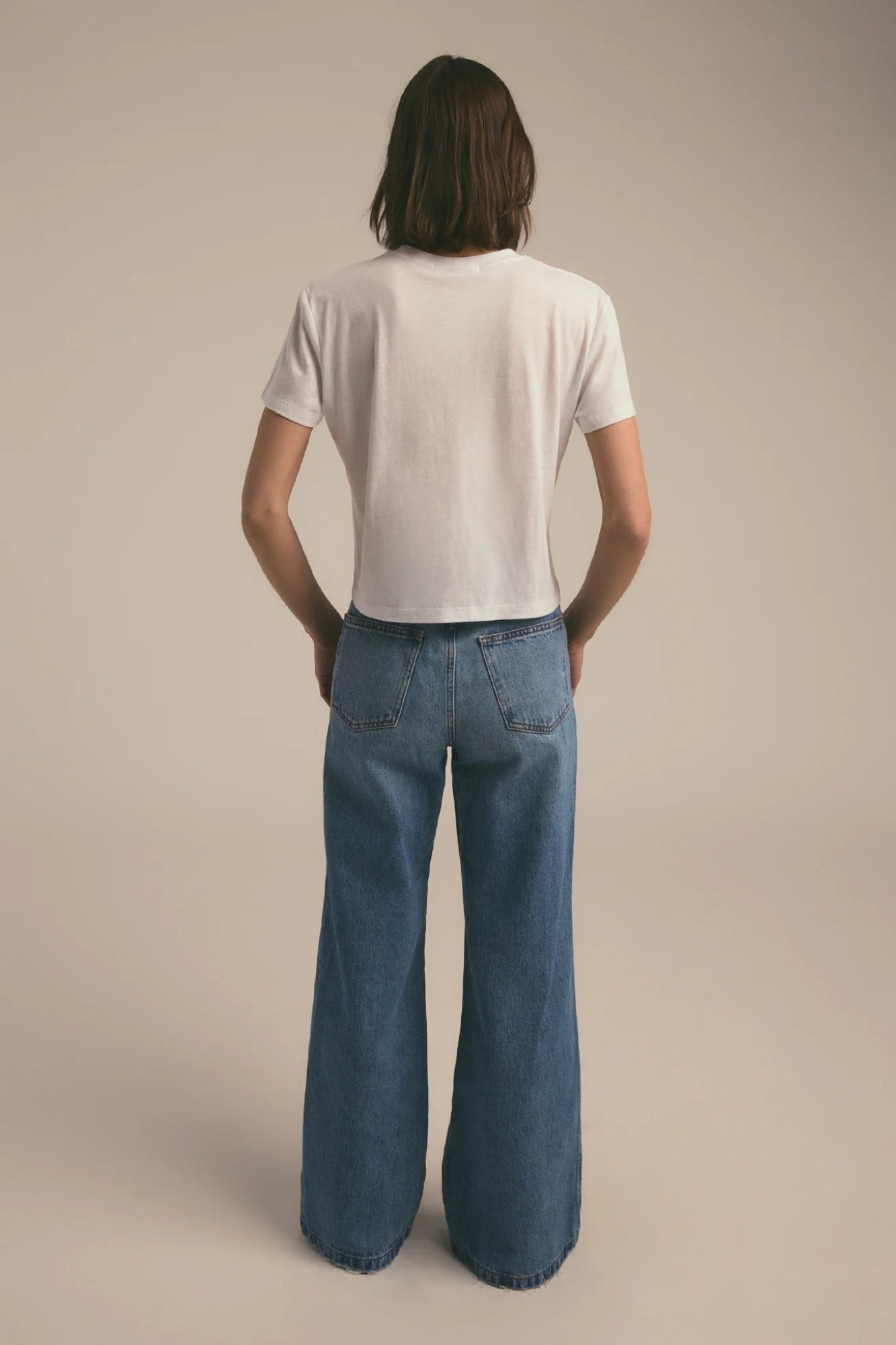 FAVORITE DAUGHTER CROPPED WHITE AND PINK COLLEGIATE TEE