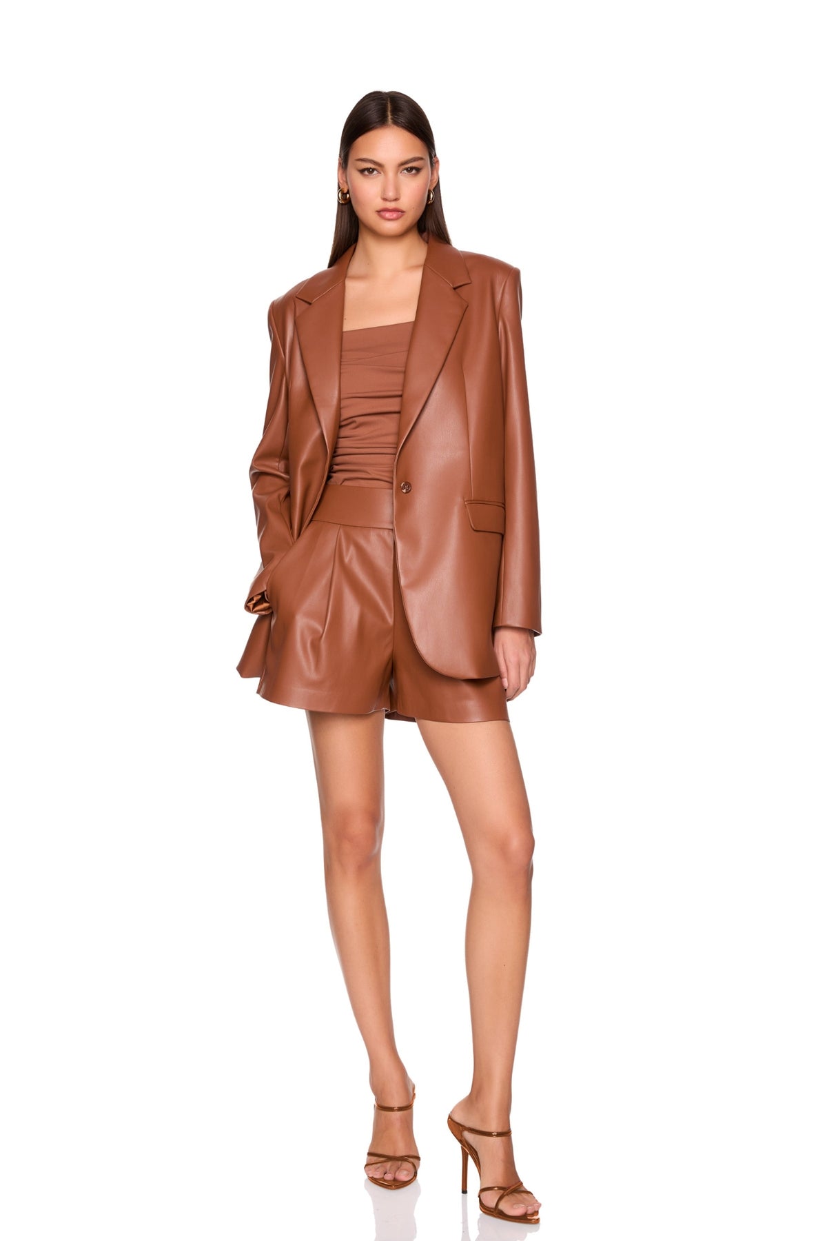 FAUX LEATHER PLEATED SHORTS IN TOAST
