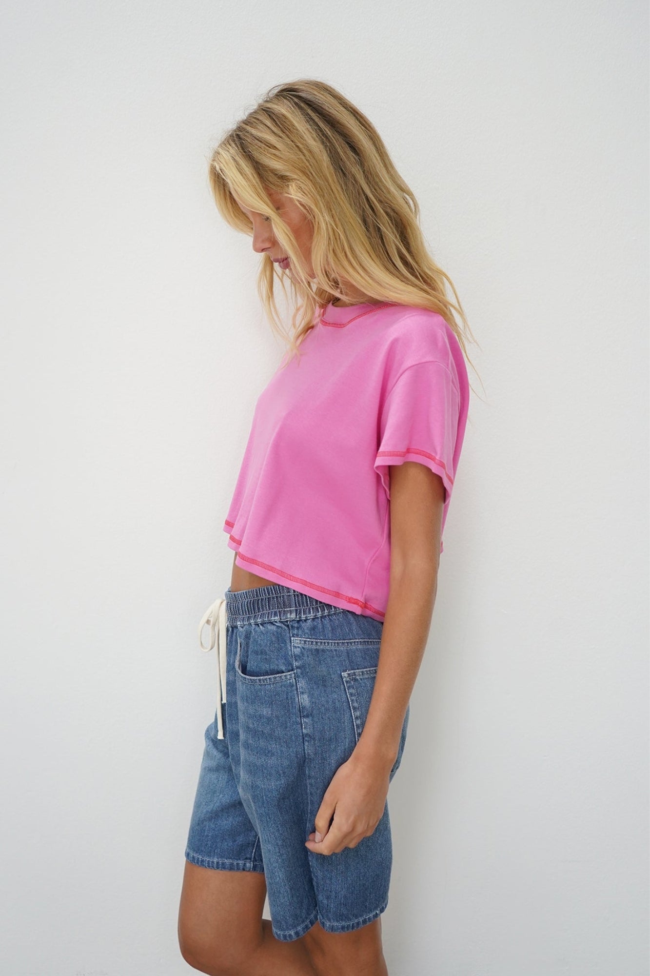 LENI CROPPED TEE BRIGHT PINK