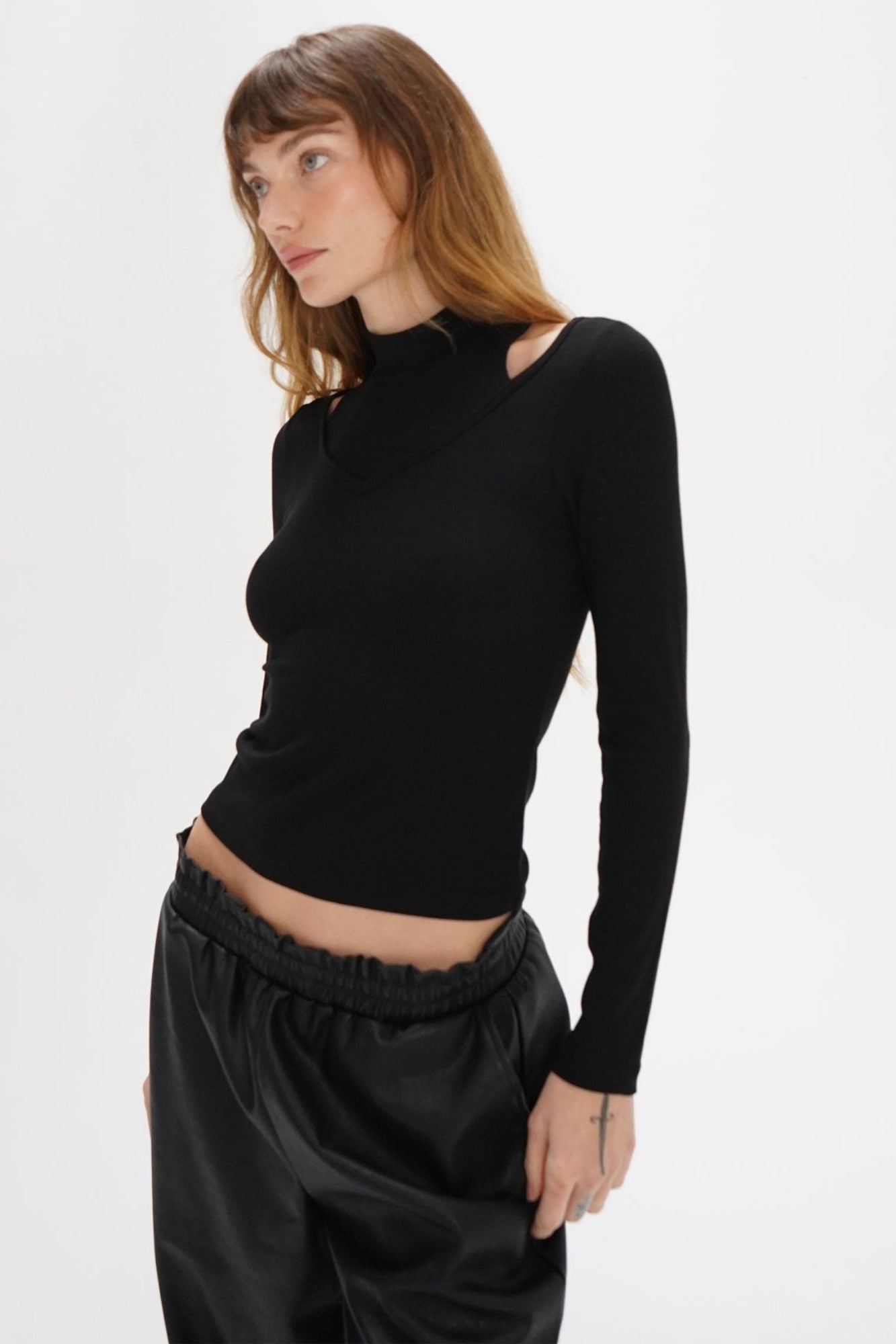 VIVIAN RIBBED BLACK TOP