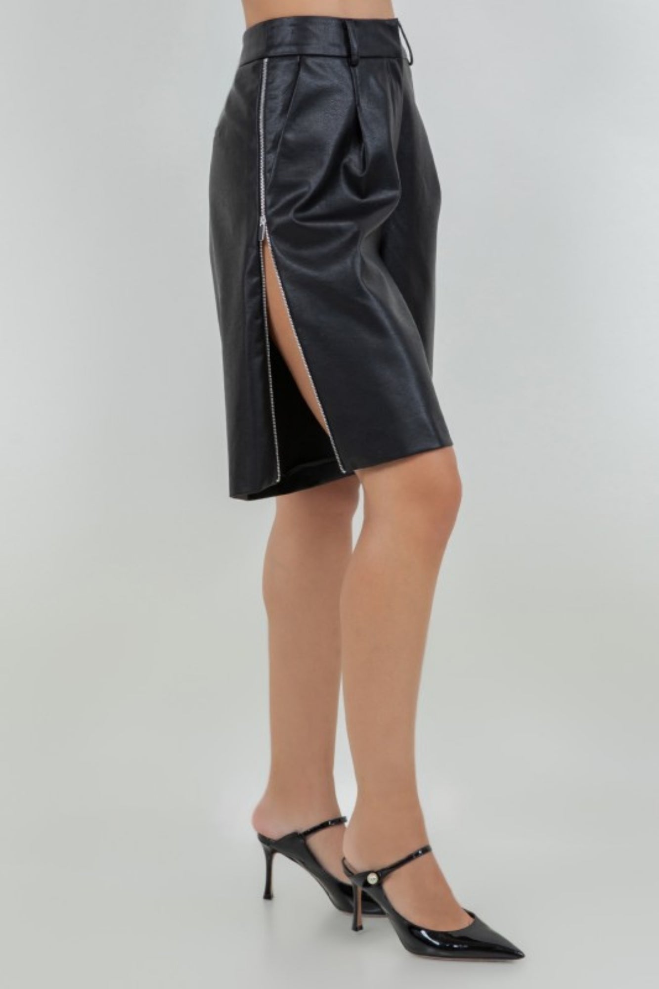 LEATHER BLACK BERMUDA WITH SIDE ZIPPERS