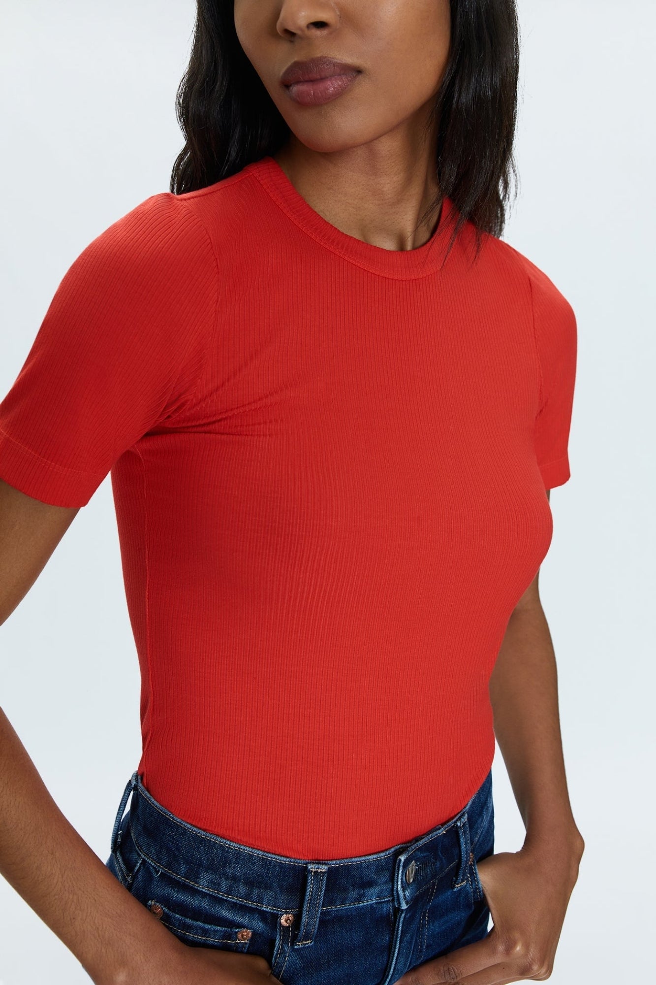 BELLA SHORT SLEEVE FITTED TEE IN ROUGE