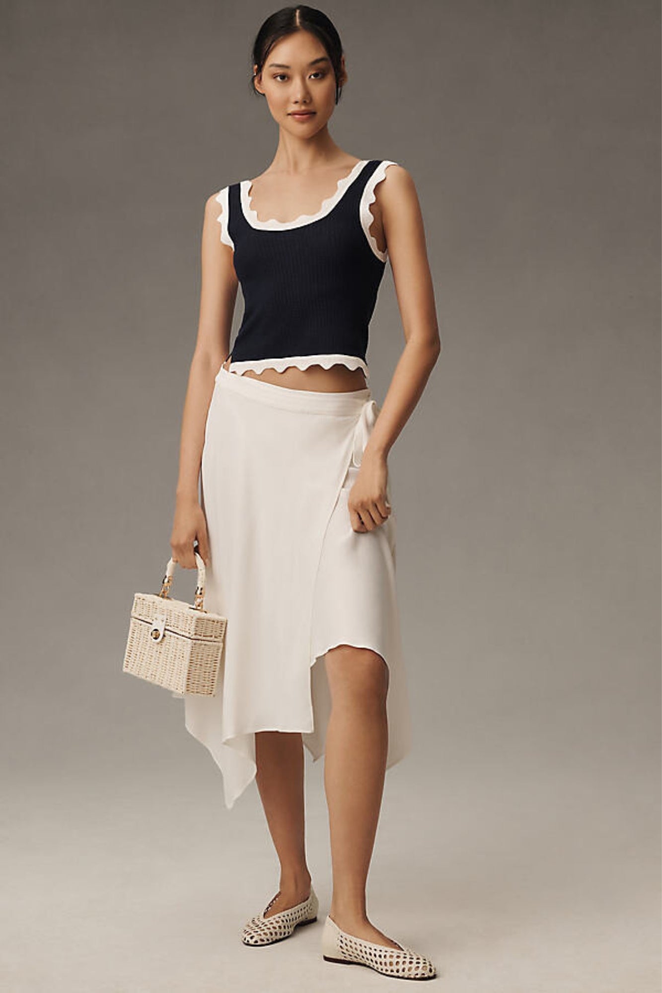 SLEEVELESS CONTRAST COLOR SCALLOP BLACK AND CREAM SWEATER TANK