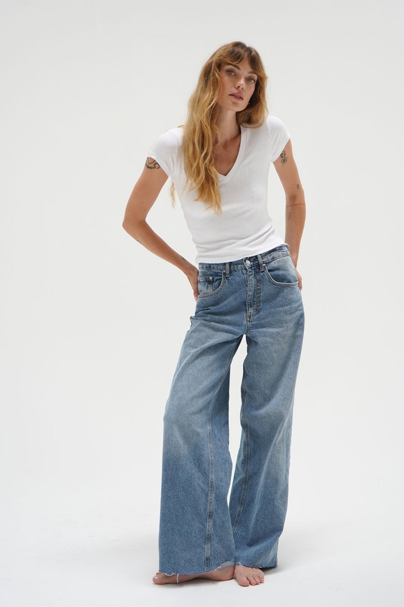 FITTED RIBBED V NECK WHITE 2X1 RIB