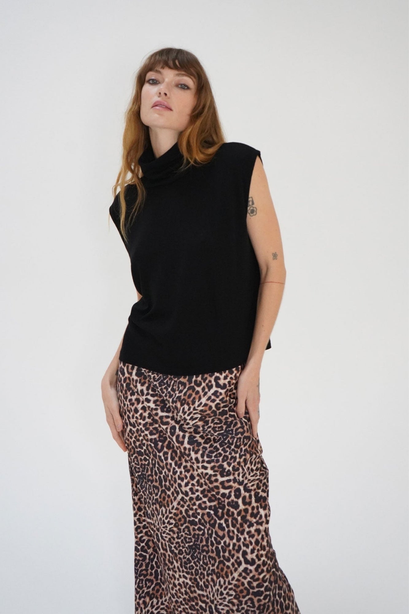 AMIS RIBBED SLEEVELESS BLACK TURTLENECK