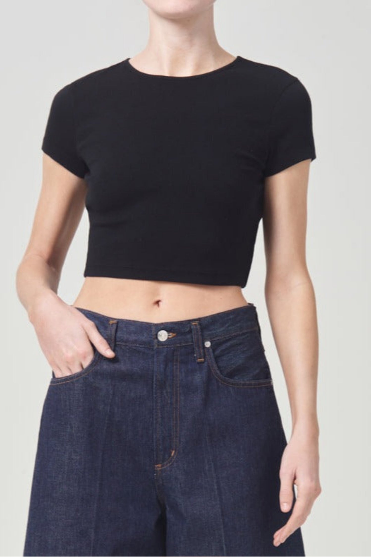 SAVANNAH TEE IN BLACK