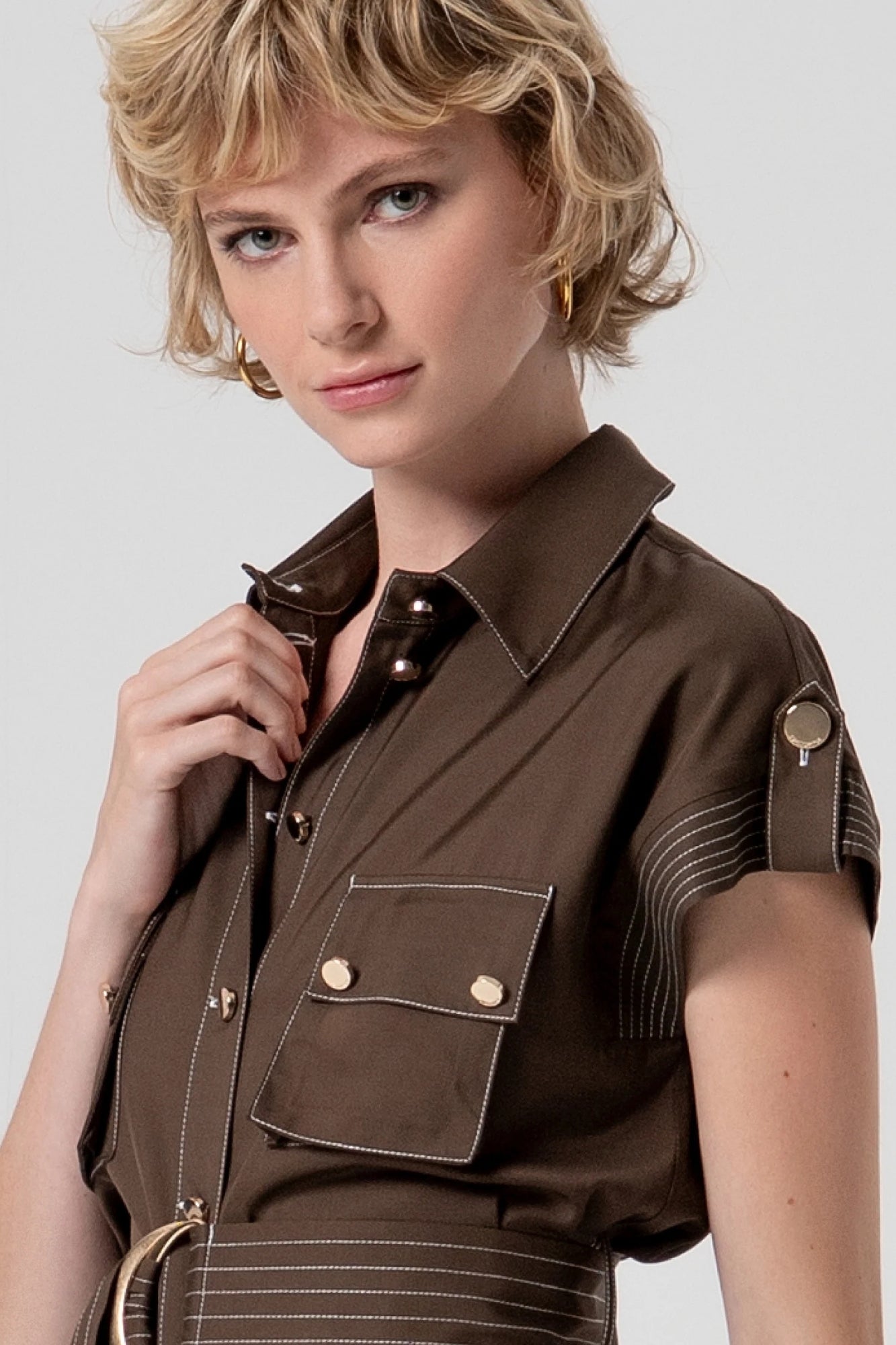 SLEEVELESS JACKET WITH SEPARATE SASH BELT IN BROWN