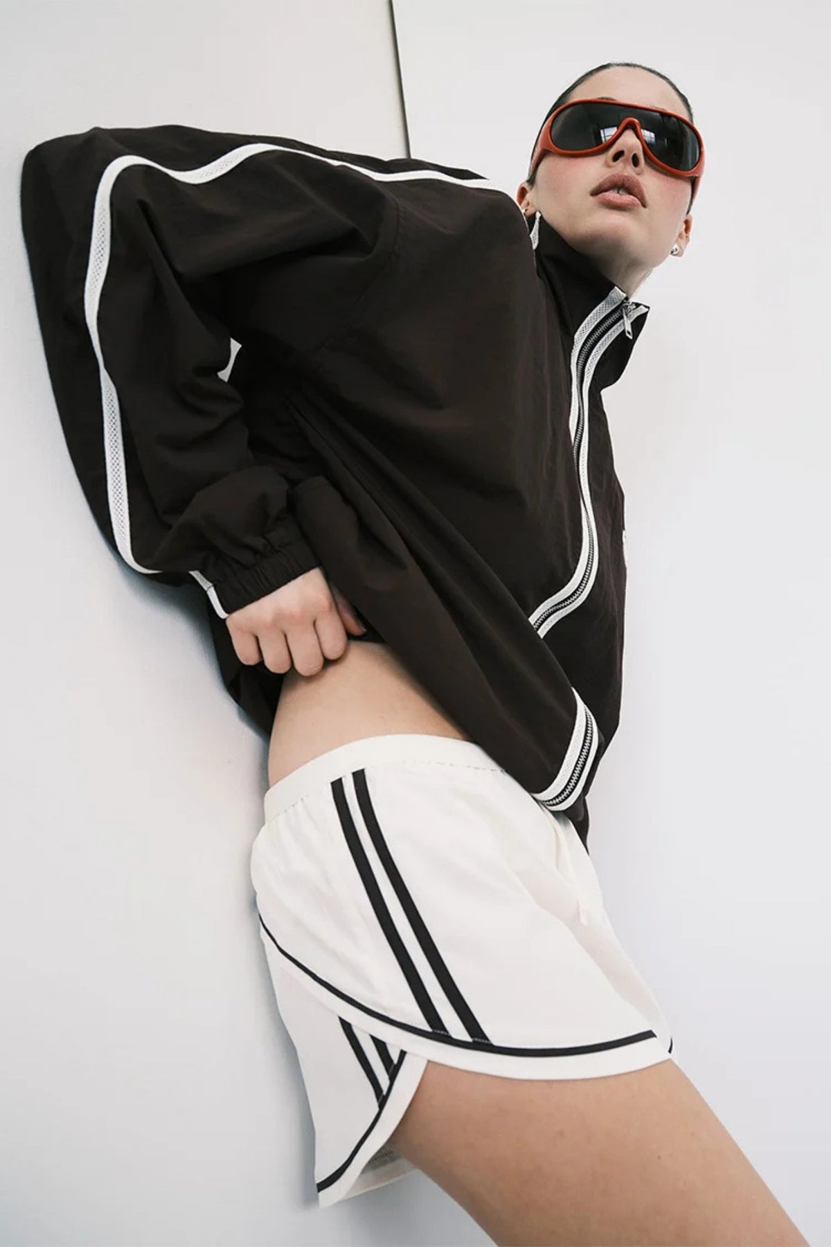 LINEAR SHORT IN WHISPER WHITE AND DARK PLUM