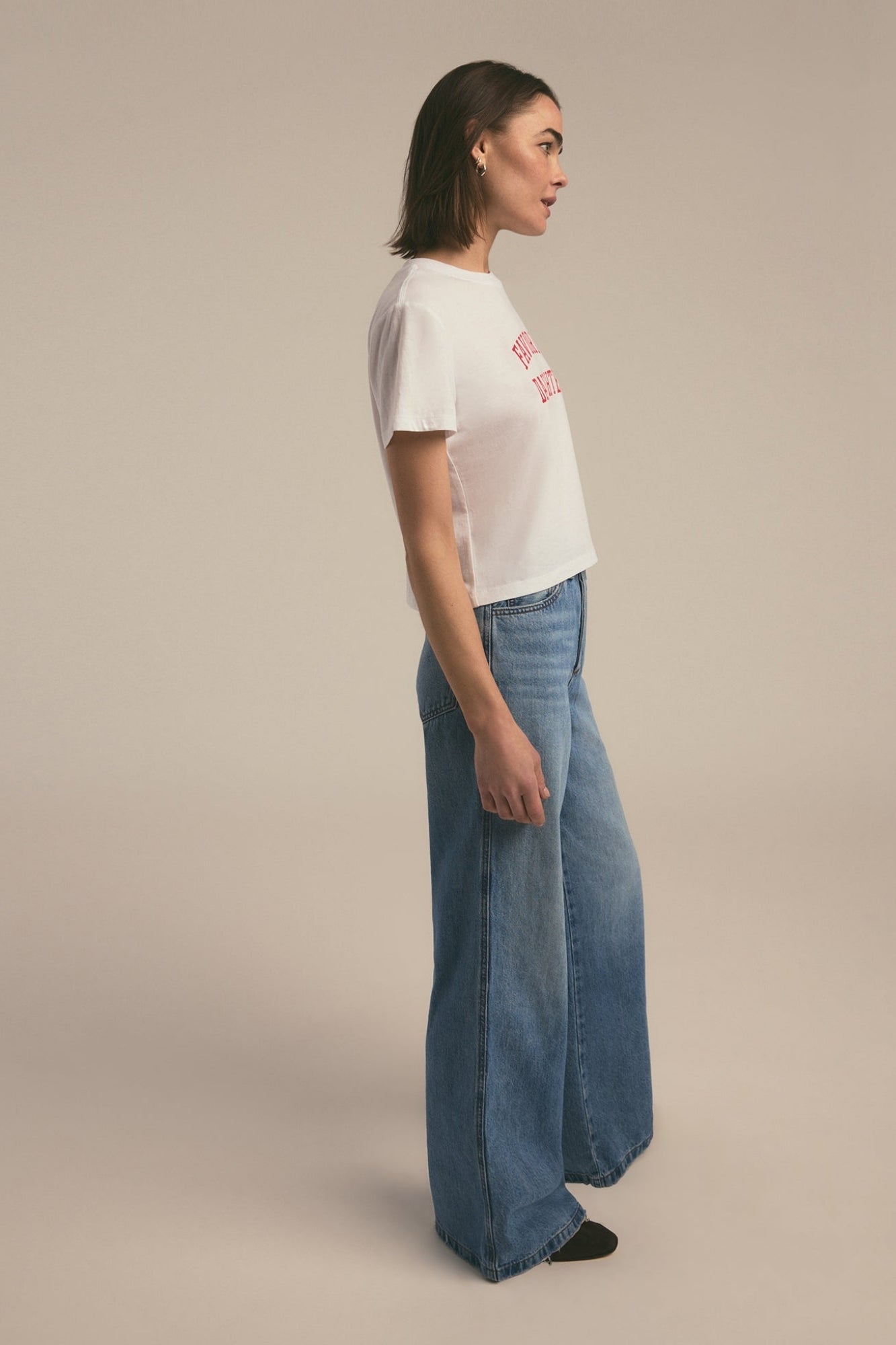 FAVORITE DAUGHTER CROPPED COLLEGIATE WHITE ROUGE TEE