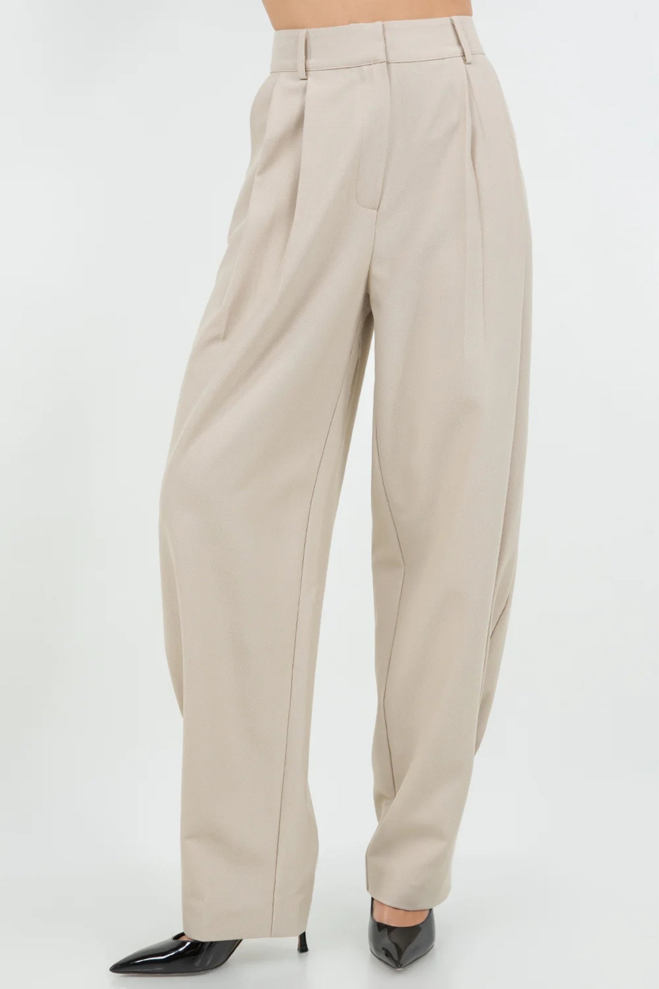SOFT WOVEN PLEATED TROUSER WITH TAPERED LEG KHAKI OPENING