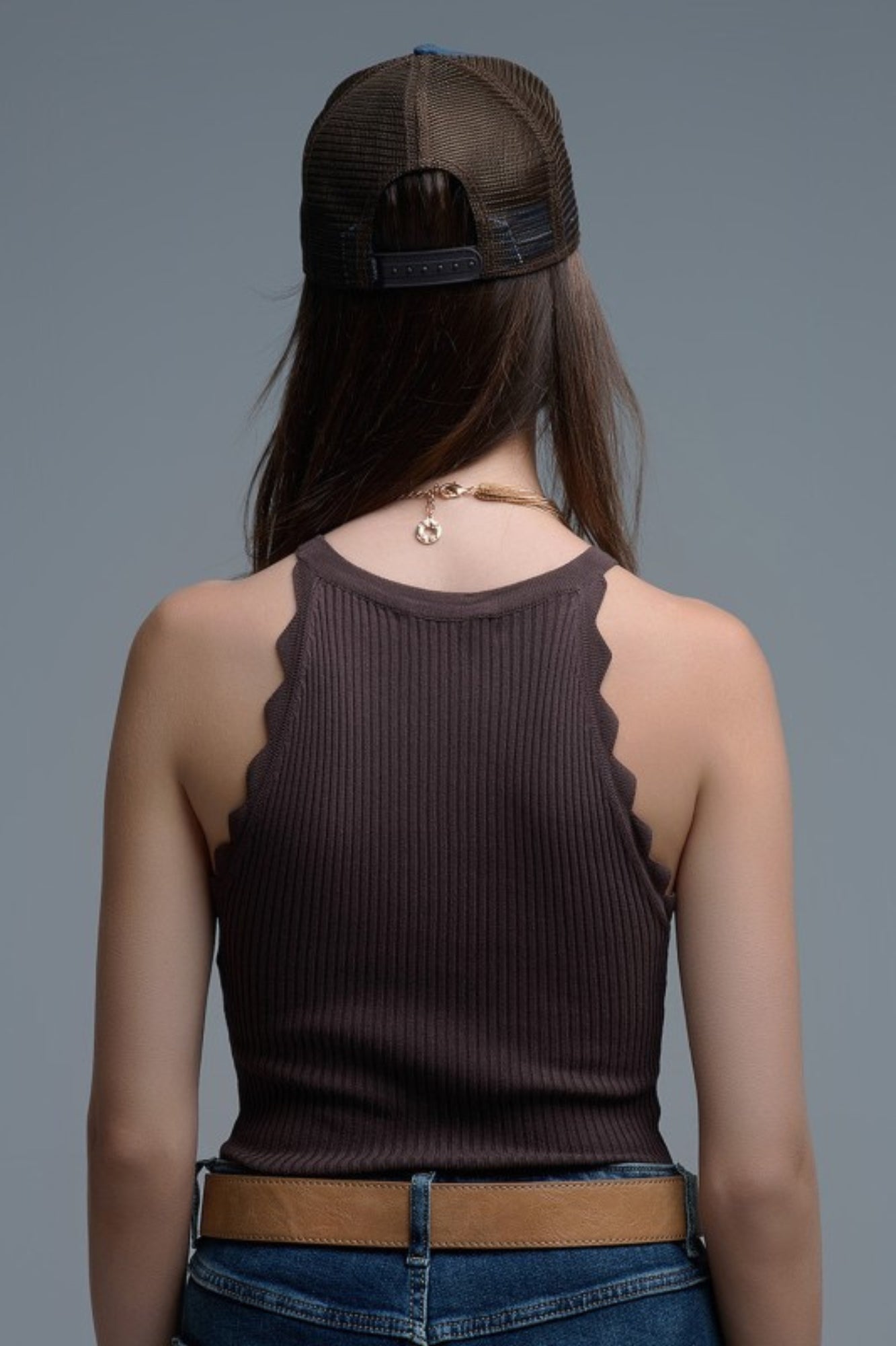 RIBBED HALTER TOP WITH SCALLOPED FINISH IN BROWN