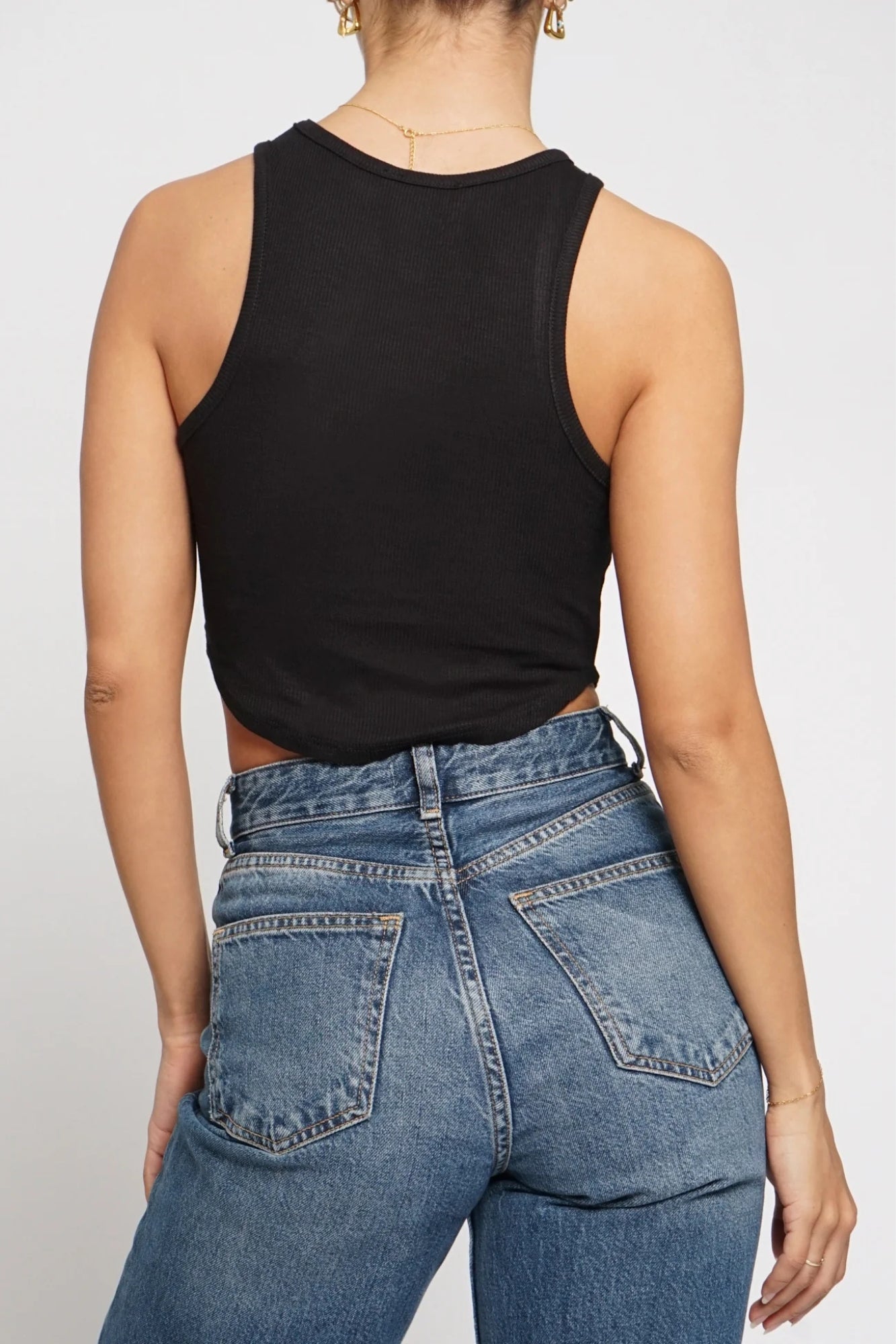 CROPPED RIBBED BLACK TANK TOP